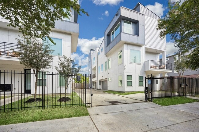 Building Photo - 208 N York St