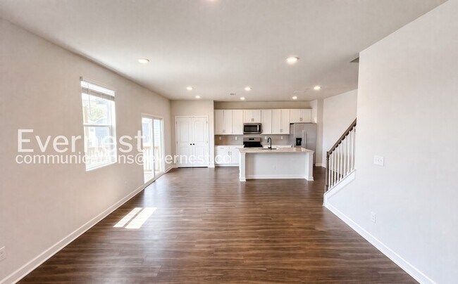 Foto del edificio - 4 Bed/3 Bath Home with Fenced Yard / Pet-Friendly / Coming Soon!