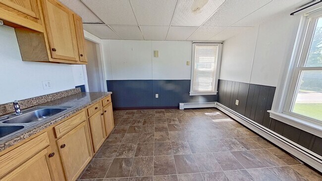 Building Photo - 2nd floor Apartment
