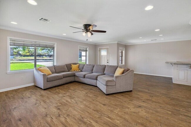 Foto del edificio - 3 Bedroom Brick Home For Rent