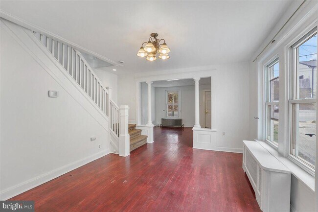 Building Photo - 528 E Elm St