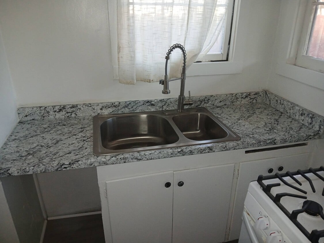 Primary Photo - 712 Park St