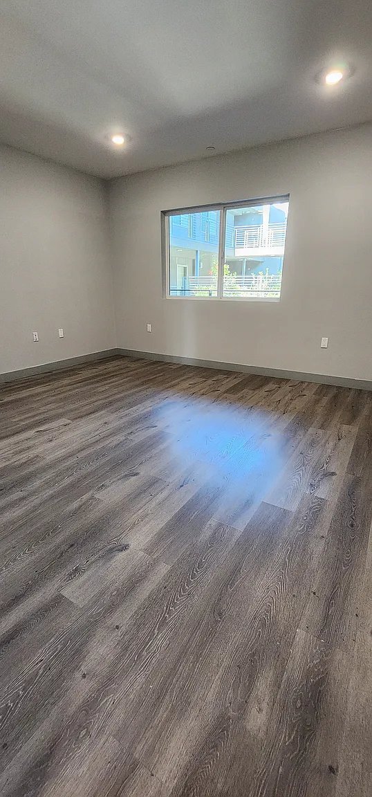 Foto del edificio - 7040 Woodman Ave