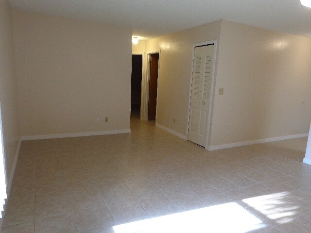 Foto del edificio - Sunnyside Lakeview Apartment