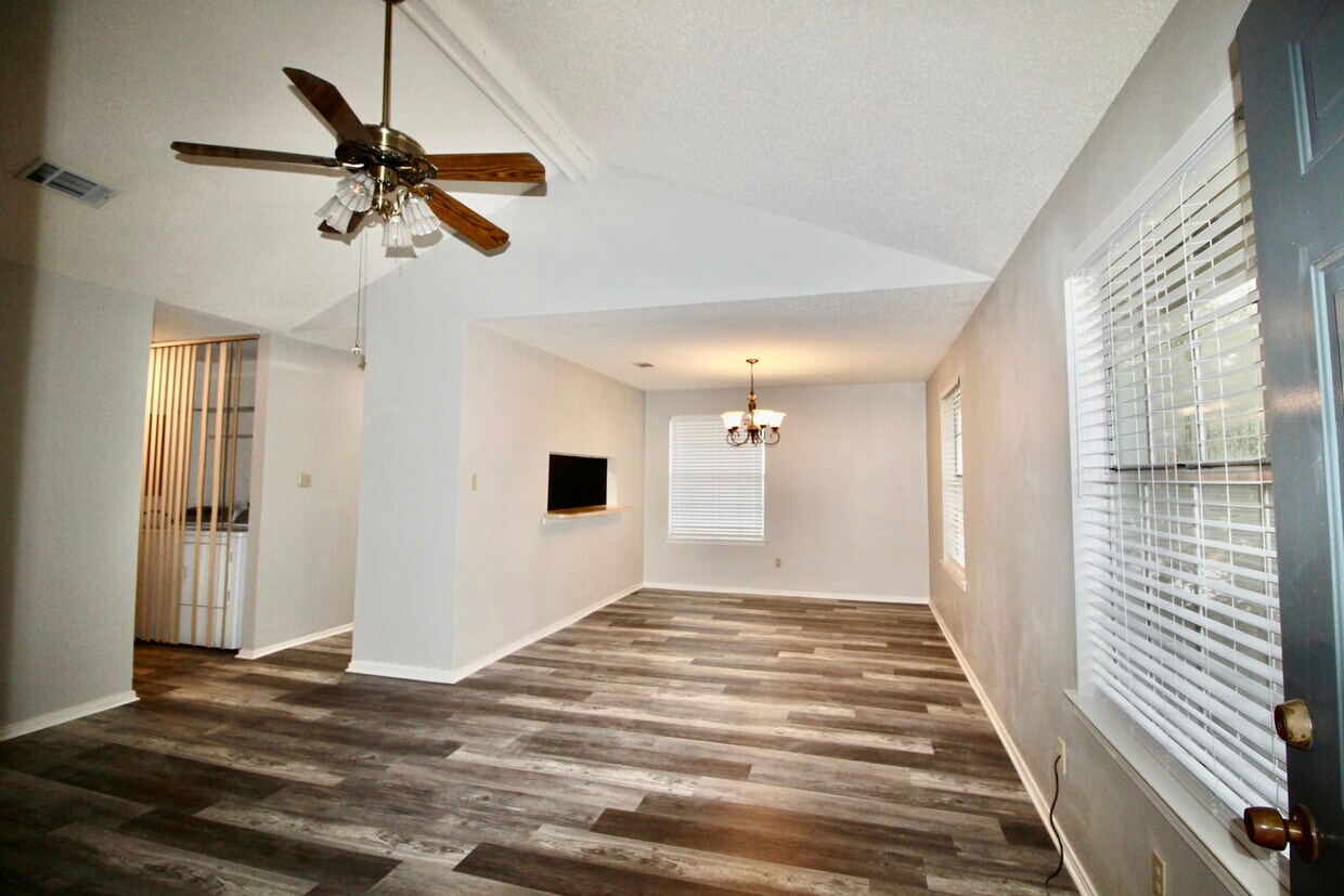 Foto principal - 98 Lake Village Blvd