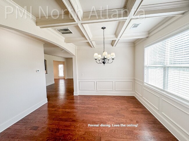 Building Photo - Large 5-Bedroom Home