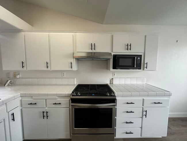 Building Photo - SE Visalia home coming soon!!