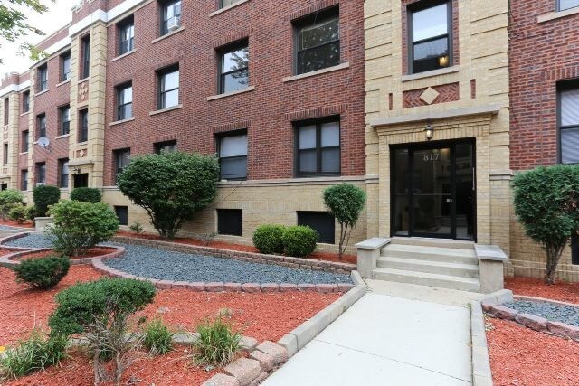 Primary Photo - 814 W Waveland Ave