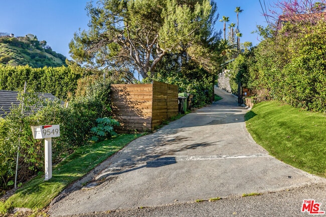 Building Photo - 9549 Dalegrove Dr