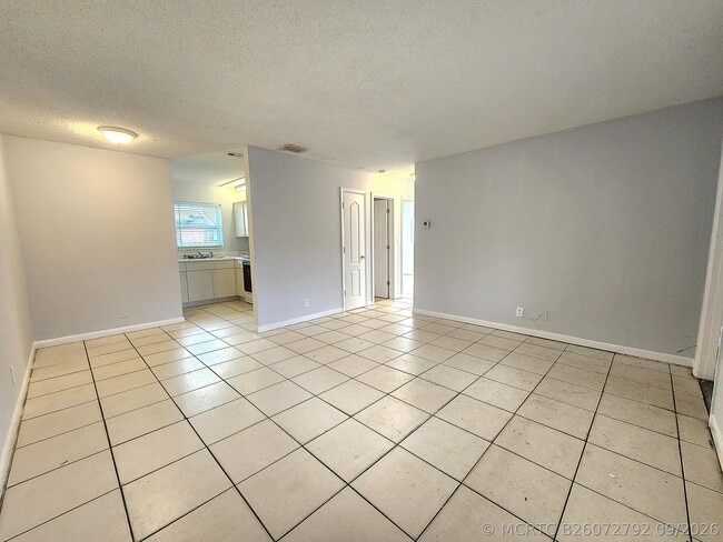Building Photo - 215 SW 1st Ct