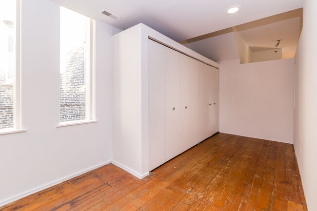 Building Photo - 826 W 19th St