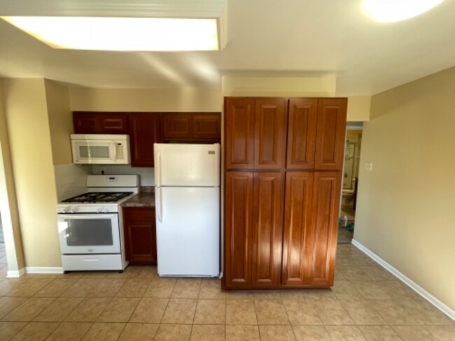 Building Photo - 2426 Highland Cir