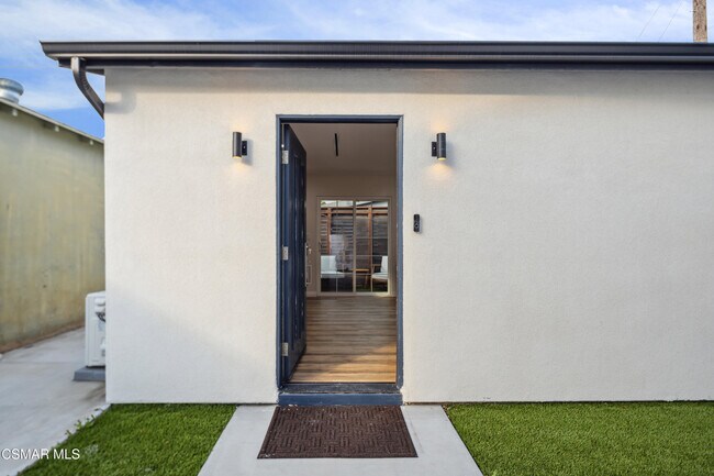 Foto del edificio - 3976 McLaughlin Ave
