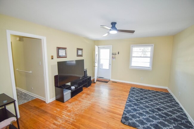 Building Photo - Accepting Applications: 3 Bedroom 1.5 Bathroom- Small Dogs Considered