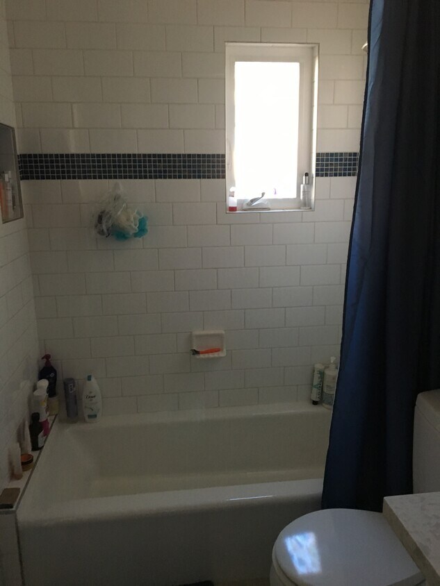 Full Tub - 17735 Bullock St