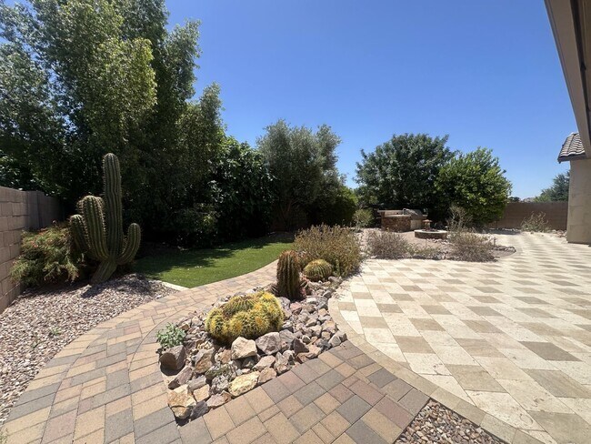 Foto del edificio - Spacious 4-Bedroom + Den, 4-Bath Home in Q...