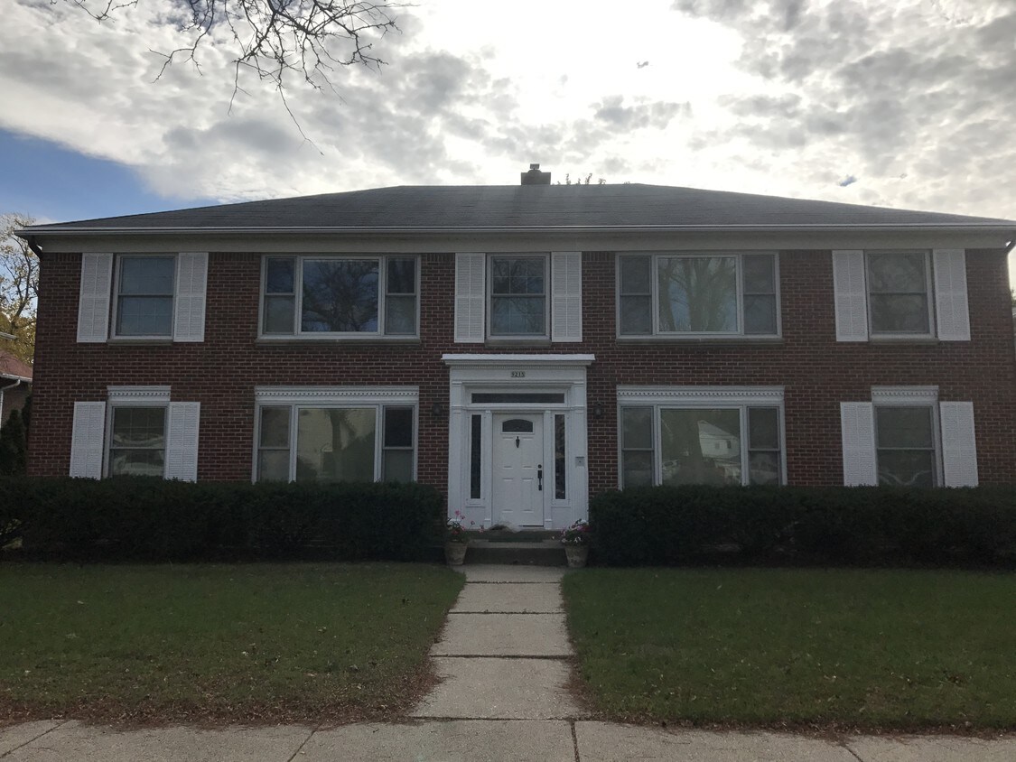 9215 W North Ave, Wauwatosa, WI 53226 Apartments in Wauwatosa, WI