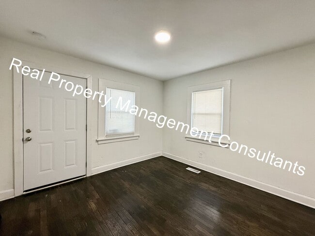 Building Photo - Spacious 4 Bedroom, 2 Bath Home with Outbu...