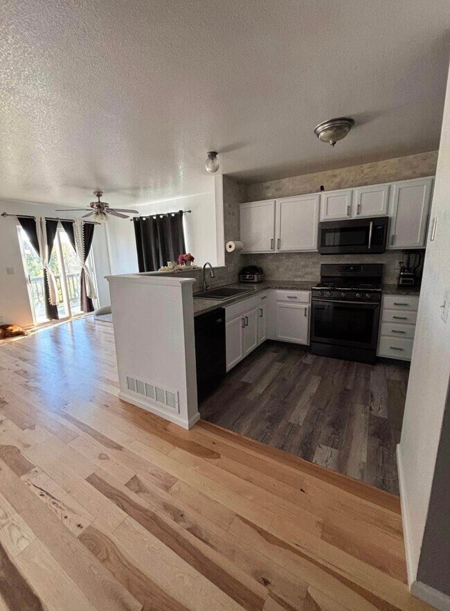 Foto del edificio - 536 W 91st Cir