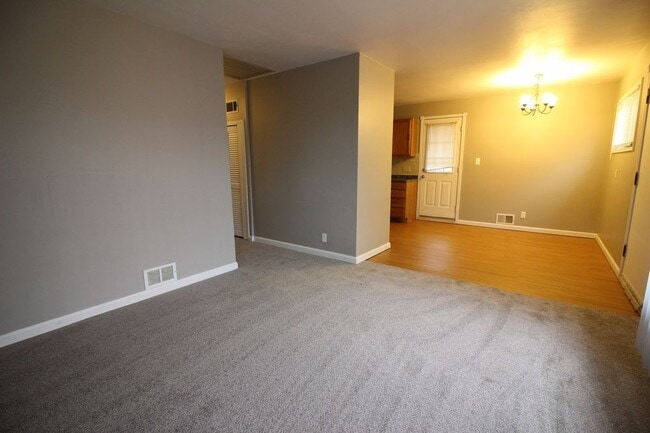 Building Photo - Home In Rosevile for You