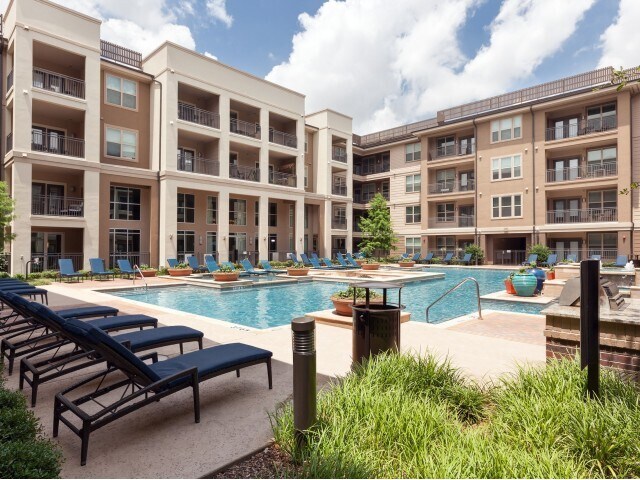 Amli On Maple Apartments Dallas Tx Apartments Com