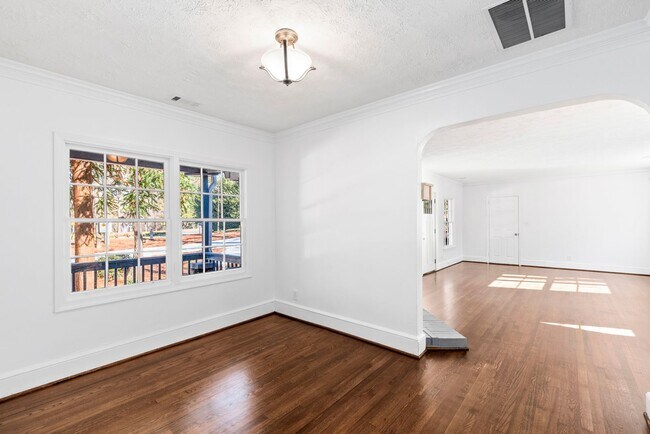 Foto del edificio - Spacious 2 Bedroom Home with Back Yard!