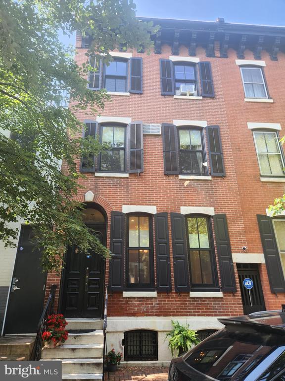 Primary Photo - 2402 Lombard St