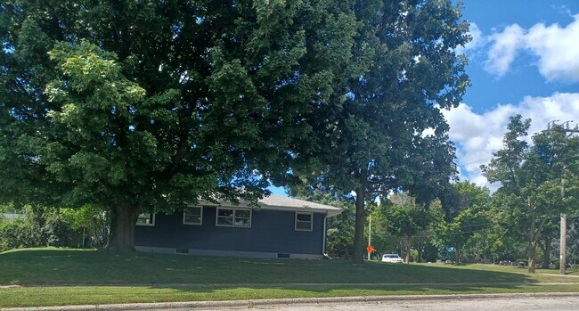Foto del edificio - 211 W. Decorah Rd.