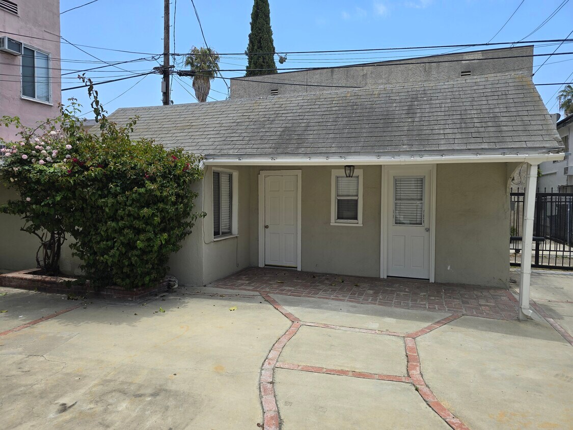 Foto principal - 5826 Willoughby Ave