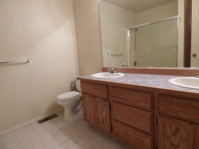 Building Photo - 3 Bedroom 2 Bath in Lake Forest