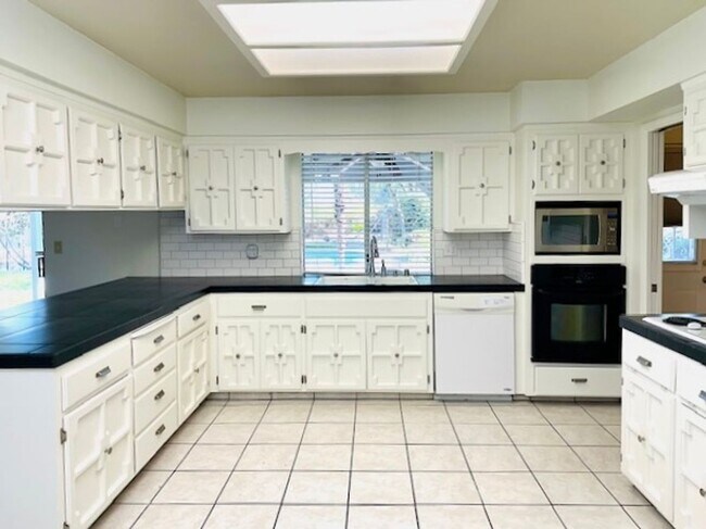 Foto del edificio - $3,300 Fowler & Shepherd, Solar & Swimming...