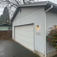Building Photo - 228 SW Westholm Ave