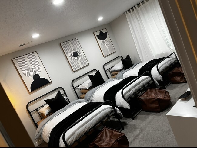 Building Photo - 5151 W Split Rock Dr