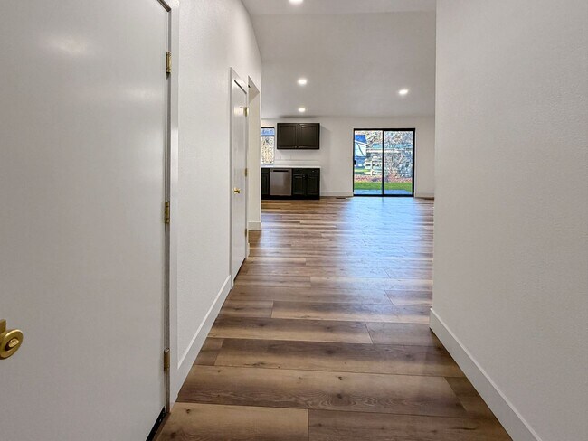 Foto del edificio - Renovated 4BR/2BA Boise Home – Modern Kitchen, Vaulted Ceilings & Fenced Backyard, Minutes to BSU...