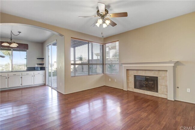 Building Photo - View Home 3 Bedrooms Plus