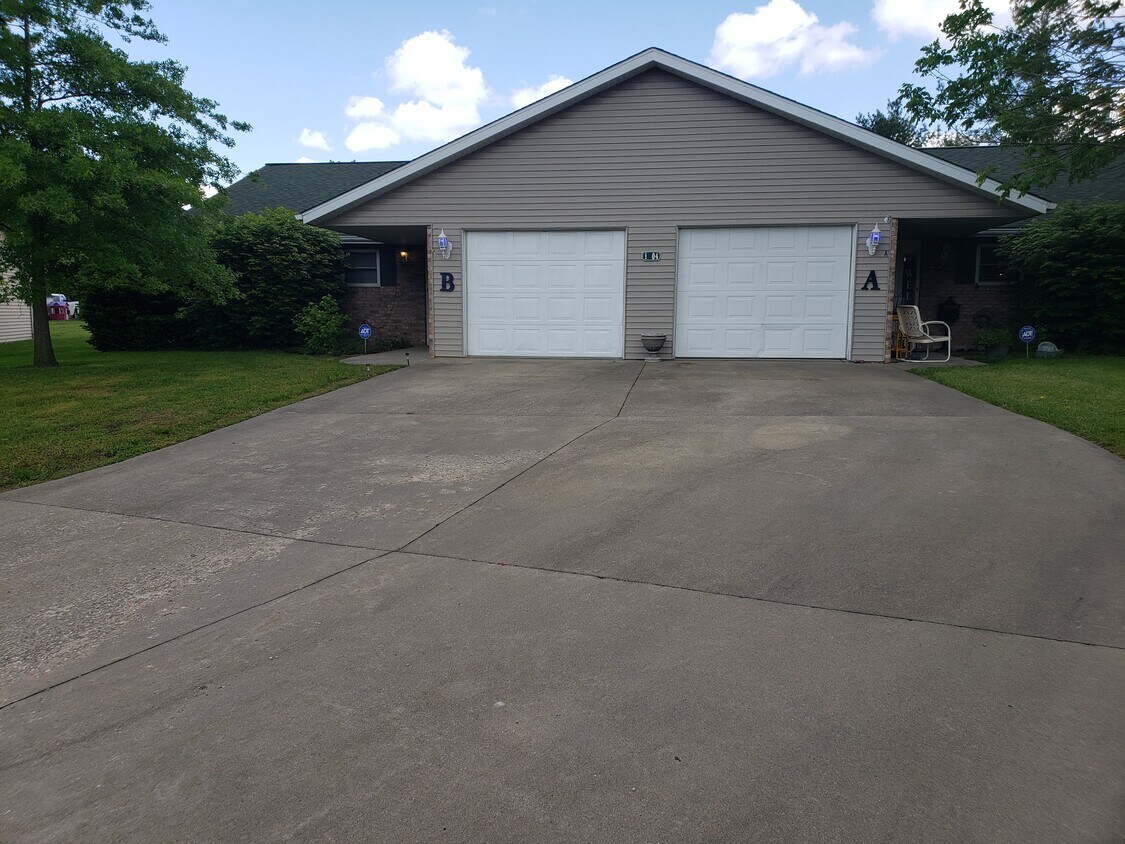 1101 Sandra Ct Unit 1101B, Murphysboro, IL 62966 Apartments in