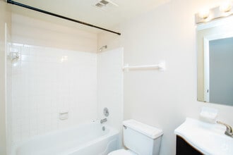1BR, 1BA - 791 SF - Georgian Court