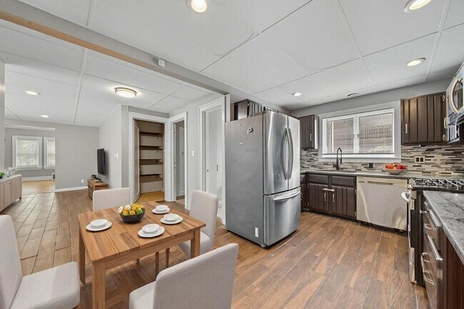 Foto del edificio - 2418 Burr Oak Ave