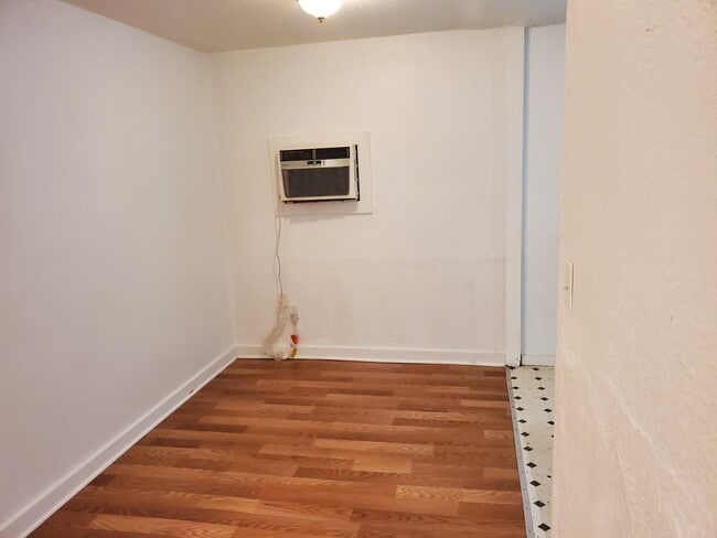 Foto del edificio - 319 Woodford Ave