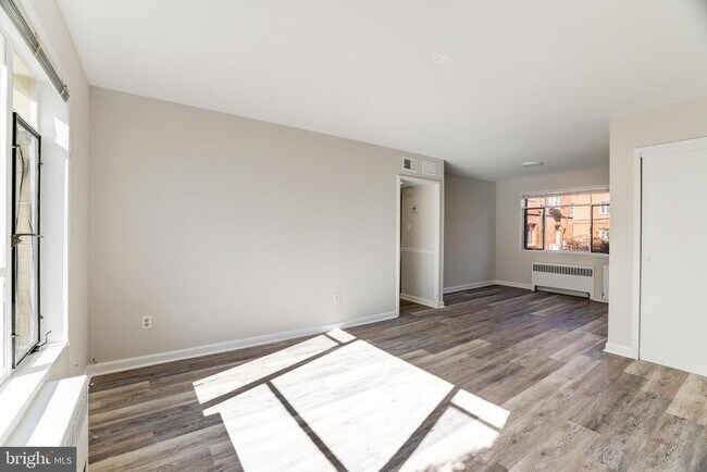 Foto del edificio - 10413 Montrose Ave