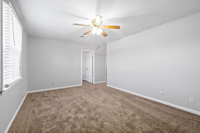 Foto del edificio - Cozy Two Bedroom Apartment