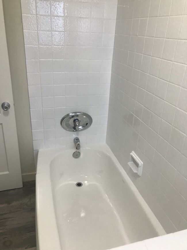 Refurbished bathroom - 14812 Magnolia Blvd