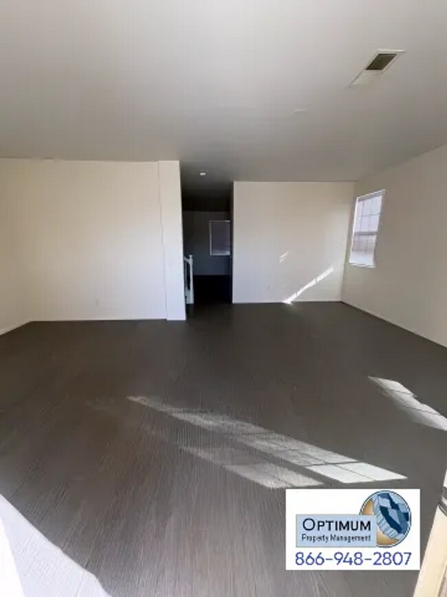 Foto del edificio - Spacious 5-Bedroom, 3-Bathroom Home with Loft in Victorville