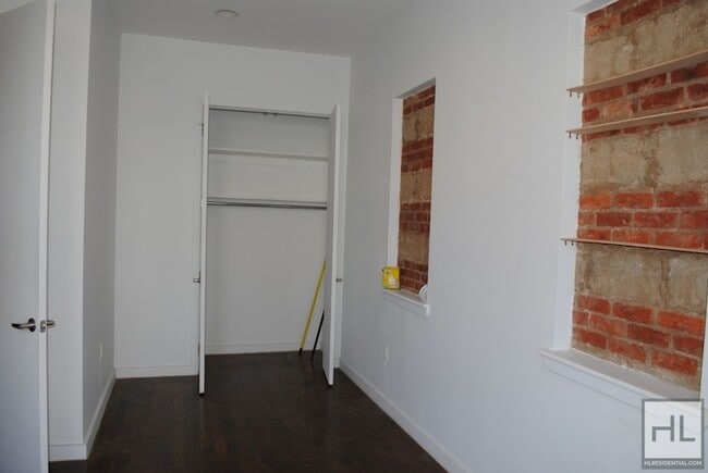 Building Photo - EASTERN PARKWAY / NO FEE / Spacious 2-Bed 1-Bath Crown Heights / Prospect Park