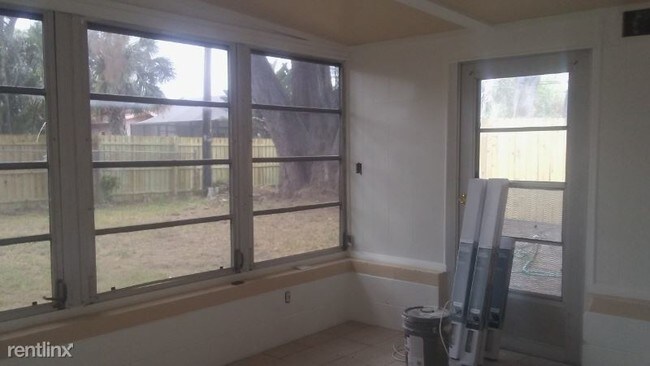 Foto del edificio - 3 br, 1 bath House - 9296 Starkey Road