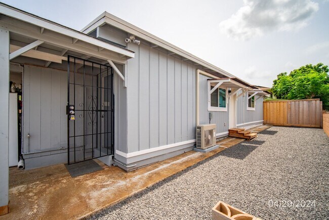 Foto del edificio - 1bd 1ba with Parking - Dogs negotiable $2350 94-1167 Kahuahale St