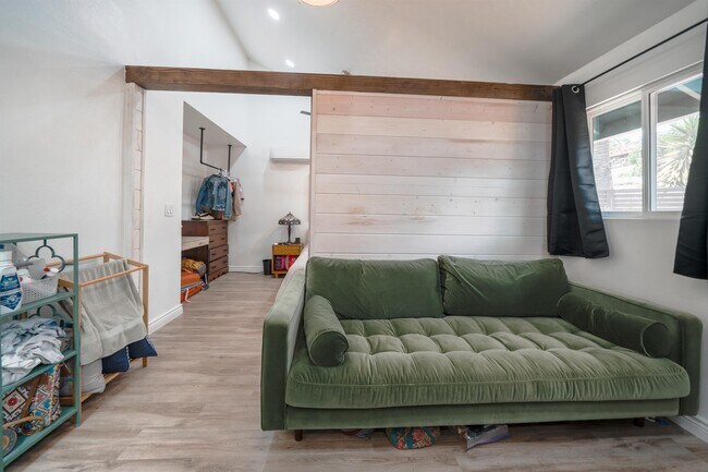 Building Photo - 10003 Helix Mont Cir