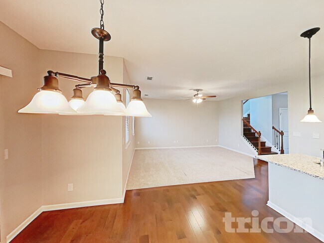 Building Photo - 1637 Robindale Dr