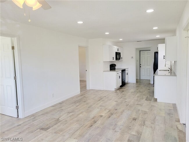 Building Photo - 9765-9767 Montana Ct
