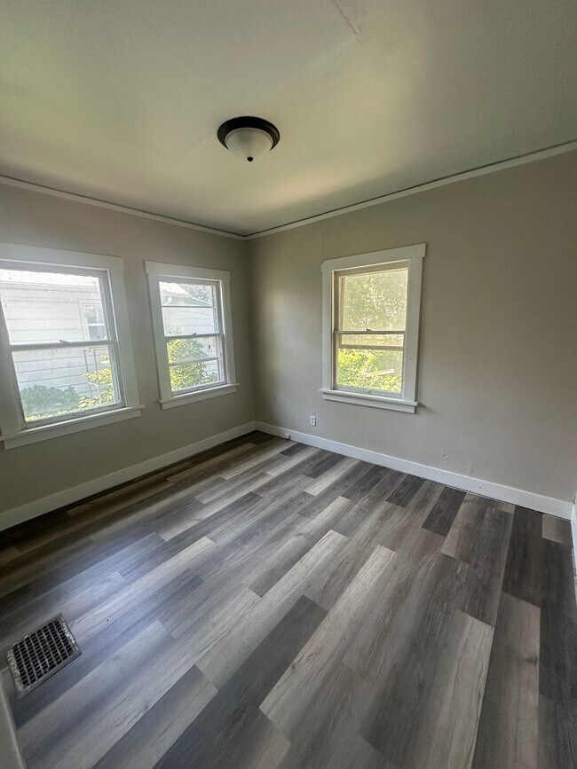 Building Photo - CENTRALLY LOCATED 2 BEDROOM